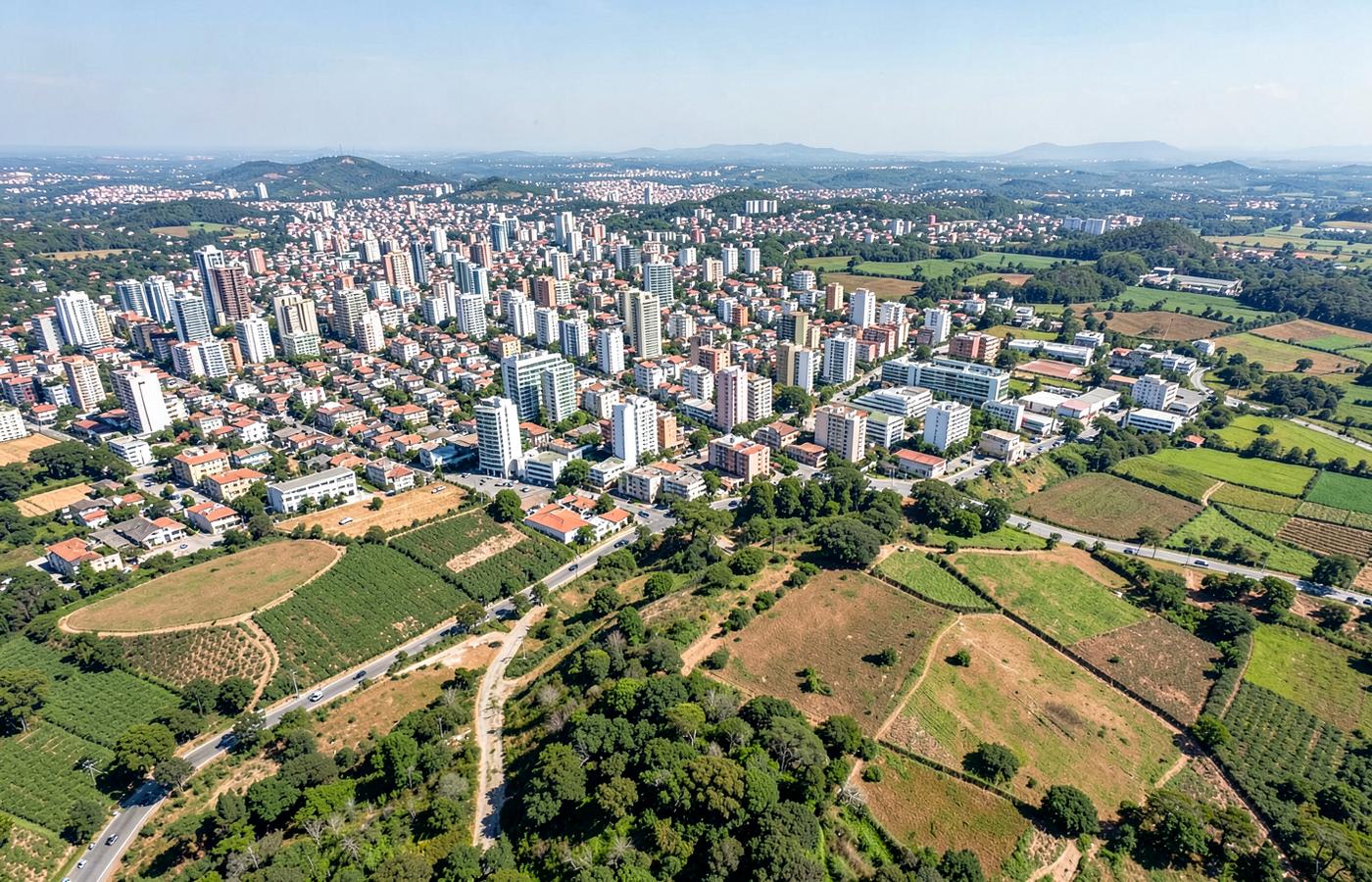 Vegetação entre áreas urbanas e rurais